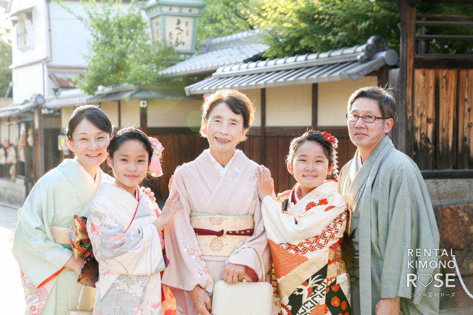 写真:双子姉妹とご家族着物で揃えて十三参りロケーション撮影