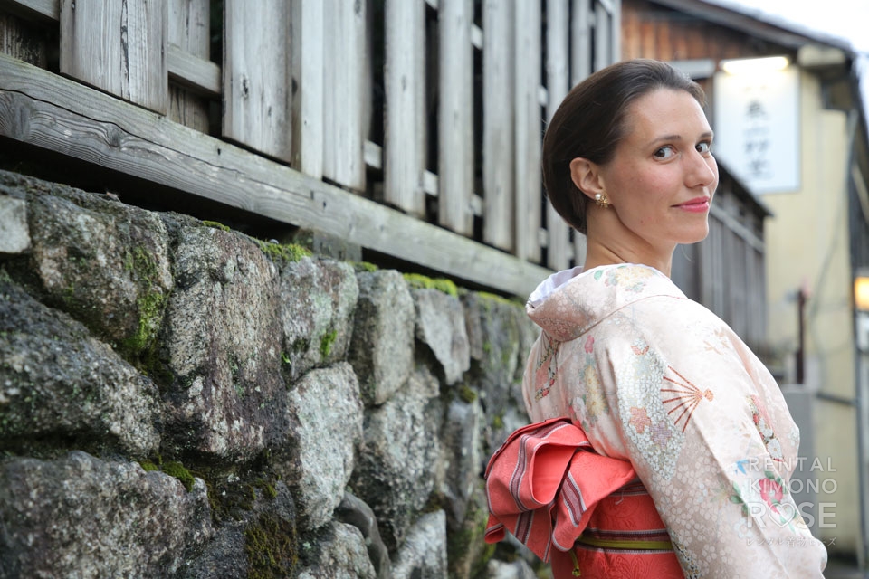 写真:京都東山の町並みで着物記念ロケ撮影