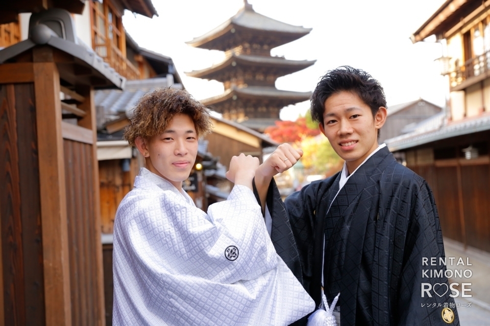 写真:成人式記念・前撮りに親戚同士で男性羽織袴レンタルロケ撮影