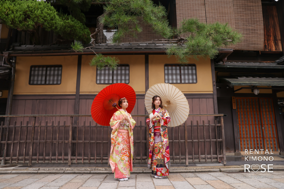 写真：友達同士、二十歳の記念に振袖で祇園ロケーション撮影