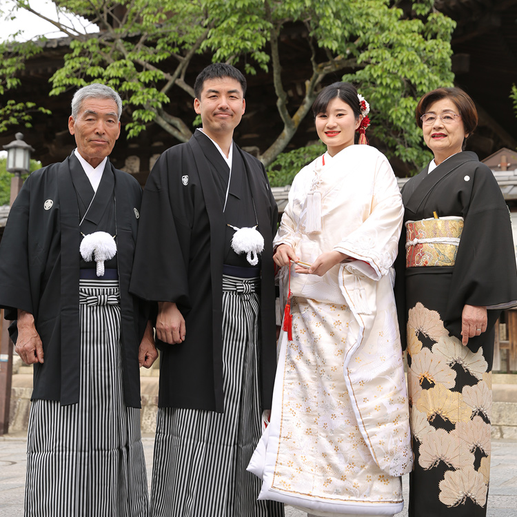 写真：前撮りでの留袖・羽織袴の親族