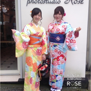 写真:優しい色遣いのお着物とお揃いのカゴバッグ&ヘアスタイルで京都女子旅❤️