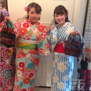 写真:キュート&モダンな大輪の花柄が可愛らしい浴衣🌼