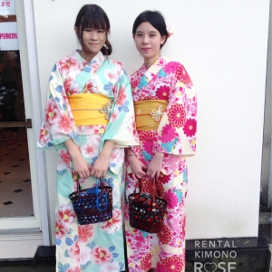 写真:お友達と帯をお揃いの色にして仲良し京都観光旅行☺