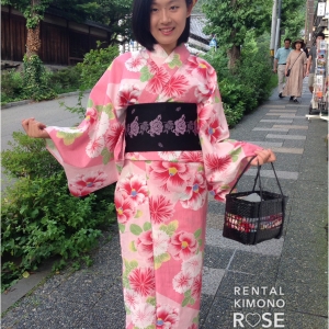 写真:可愛らしいピンクの浴衣に黒の帯で大人っぽく♪