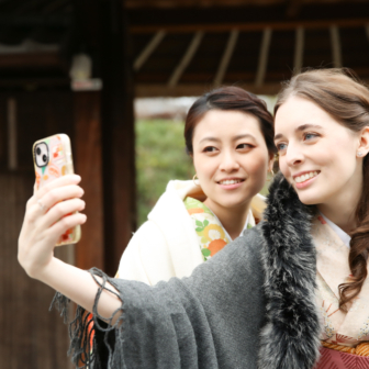 写真：紅葉の京都観光女子旅でアンティーク着物レンタルと記念撮影