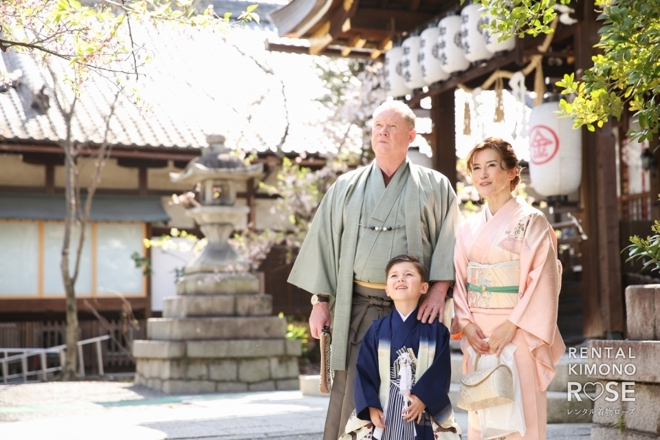 写真:京都・安井金比羅宮にてご家族着物で七五三ご祈祷ロケ撮影