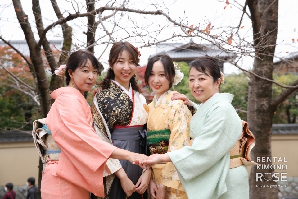 写真:華やかな卒業袴・振袖ご姉妹と色無地で揃えた京都ロケ撮影