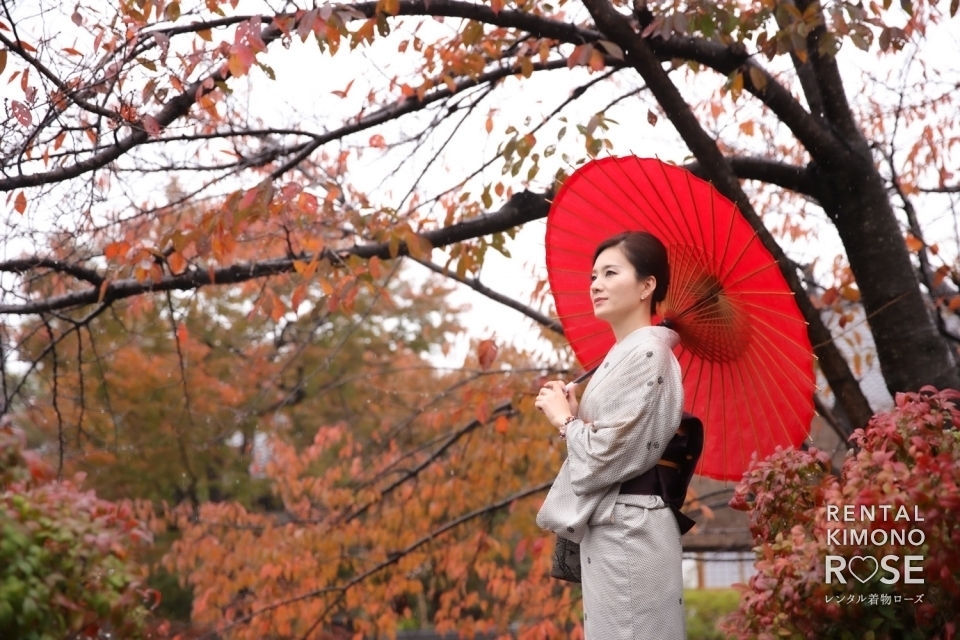 写真：秋の紅葉が美しい京都東山にてアンティーク着物でのロケ撮影