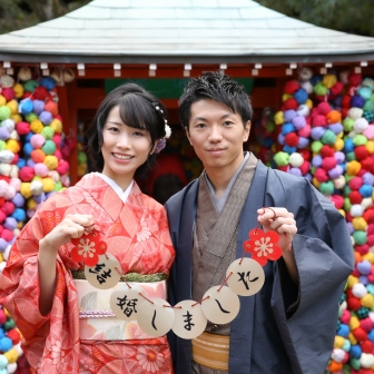 写真：紅葉の京都・八坂庚申堂や高台寺で新婚様の観光ロケ撮影