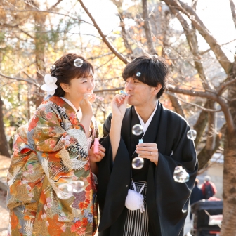 写真：紅葉の京都・高台寺公園で色打掛など和装婚礼二着でのロケ撮影