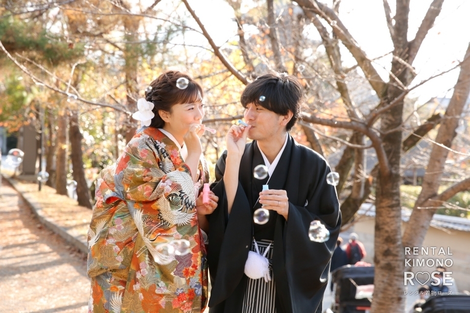 写真：紅葉の京都・高台寺公園で色打掛など和装婚礼二着でのロケ撮影