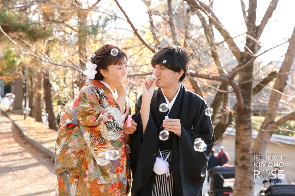 写真:紅葉の京都・高台寺公園で色打掛など和装婚礼二着でのロケ撮影