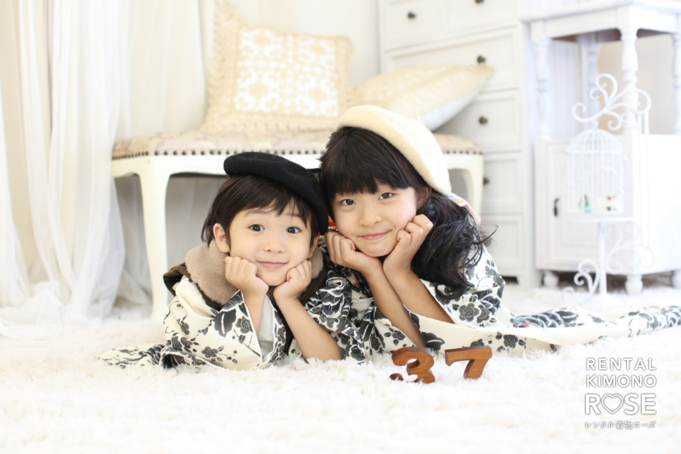 写真:京都東山の写真スタジオで現代風被布と振袖にて七五三撮影