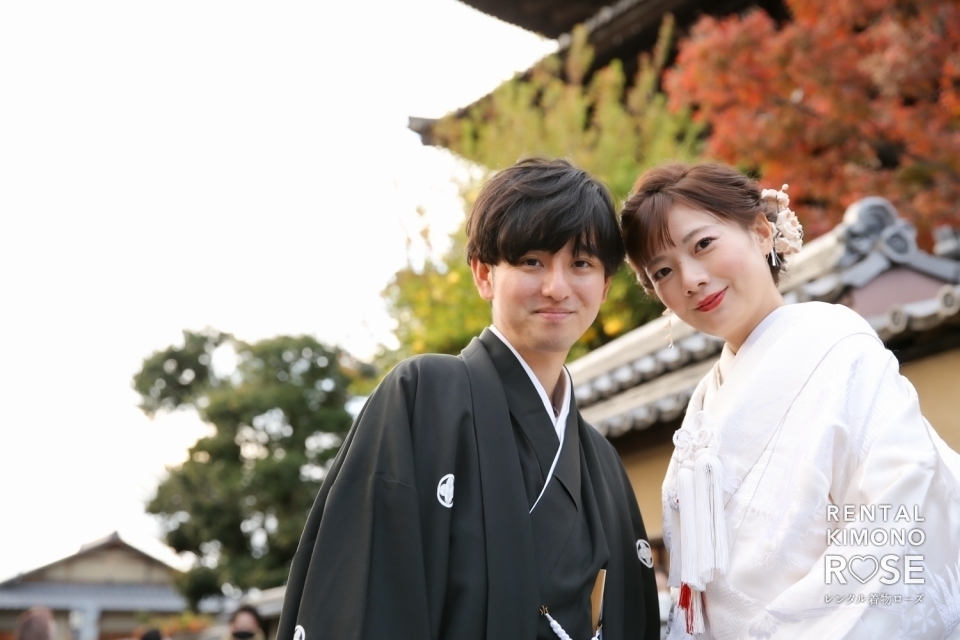写真：紅葉の京都・八坂庚申堂で白無垢など和装婚礼二着でのロケ撮影