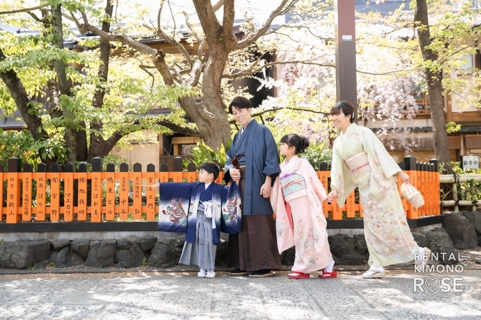 写真:桜の残る京都祇園と東山でご家族着物で揃えて七五三撮影