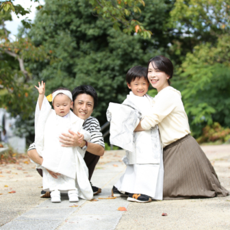写真：京都・八坂庚申堂にて新作現代風羽織袴と被布で七五三撮影