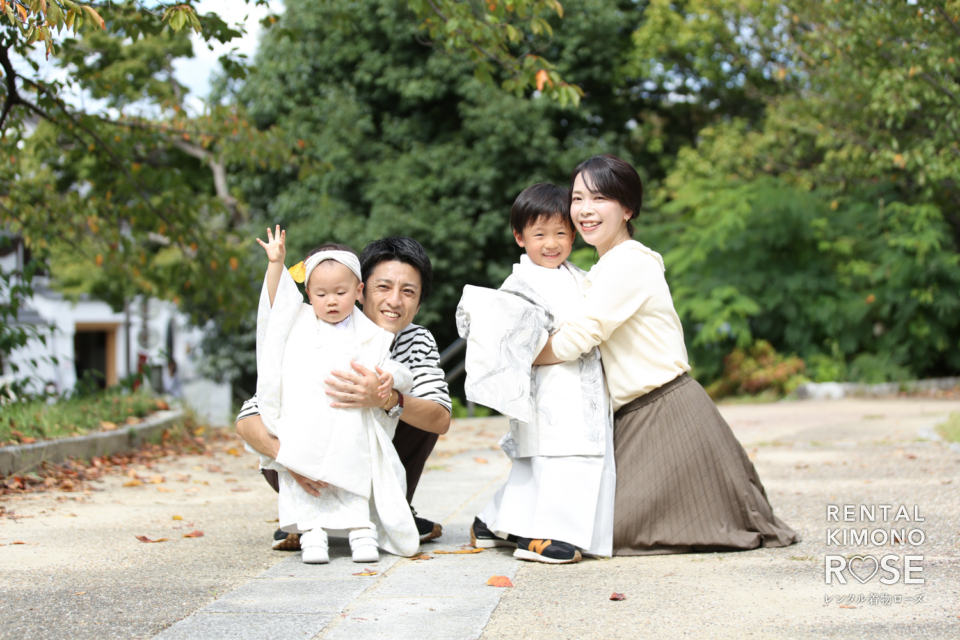 写真:京都・八坂庚申堂にて新作現代風羽織袴と被布で七五三撮影