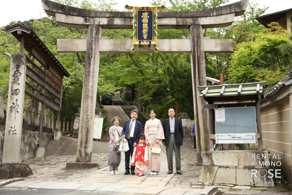 写真:京都・粟田神社にてご家族で七五三ご祈祷ロケーション撮影