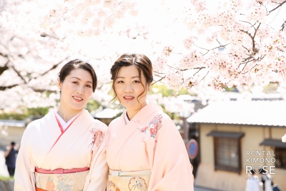 写真：桜満開の京都・高台寺公園で桜色の訪問着にてロケ撮影