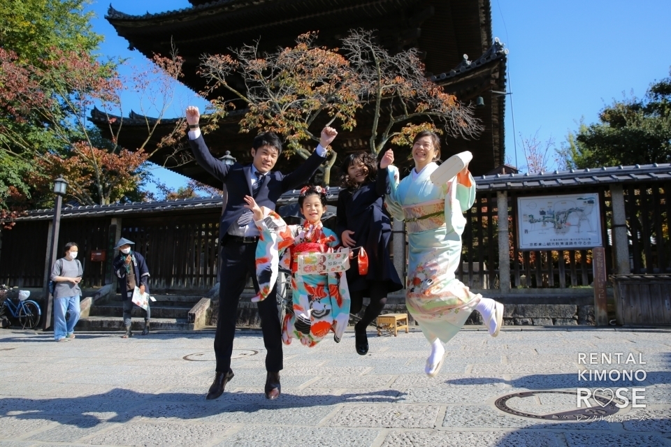 写真：秋の京都・八坂エリアで七五三着物と訪問着のロケーション撮影
