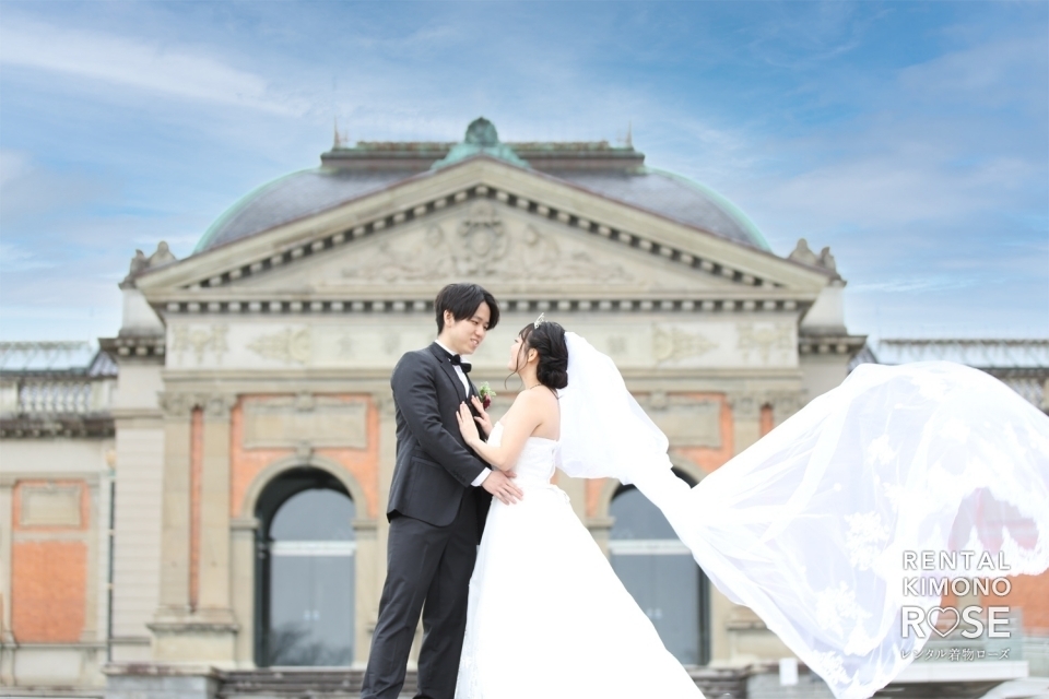 写真:京都国立博物館にてウェディングドレスで結婚式前撮りロケ撮影