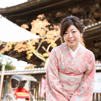 写真：紅葉の京都・八坂庚申堂にてアンティーク着物でのロケ撮影