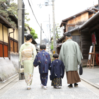 写真：京都東山でご兄妹とご家族着物リンクコーデの七五三ロケ撮影