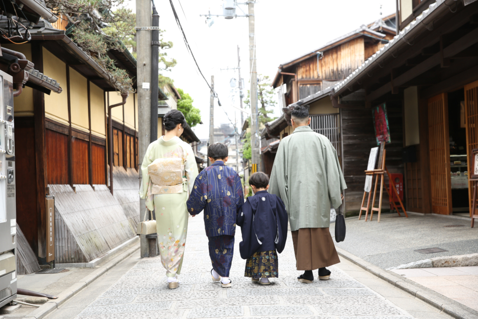 写真：京都東山でご兄妹とご家族着物リンクコーデの七五三ロケ撮影