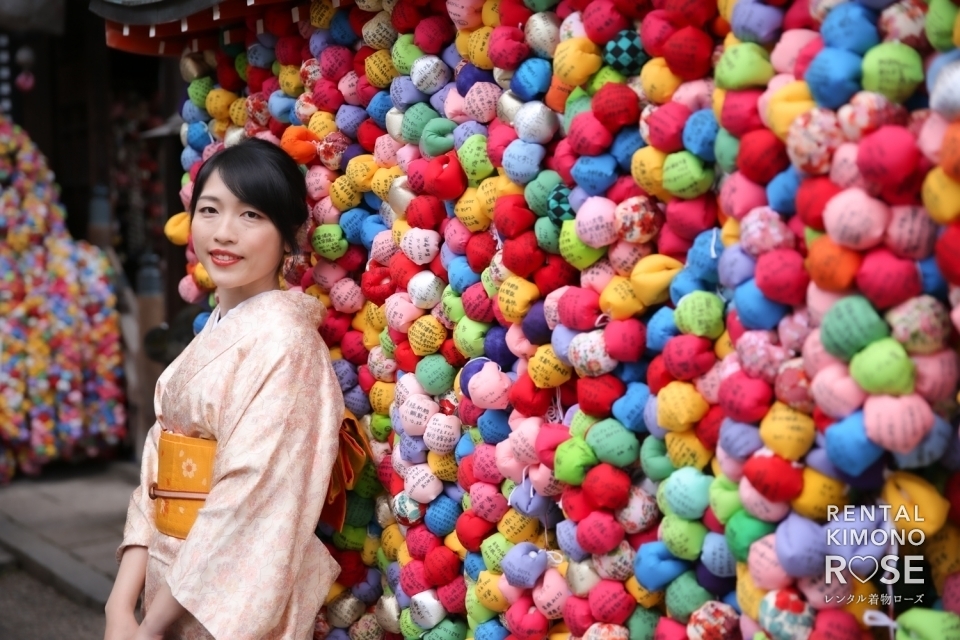 写真：紅葉の京都・東山高台寺にてアンティーク着物でのロケ撮影