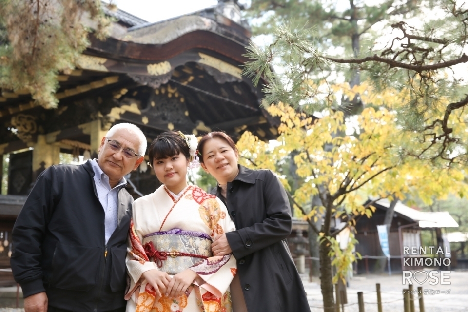 写真：秋の京都・豊国神社国宝唐門でリピーター様と成人式振袖ロケ撮影
