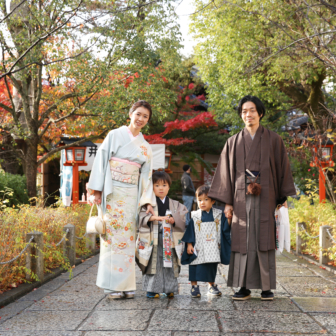 写真：京都・安井金比羅宮にてご家族兄弟着物で七五三ロケ撮影