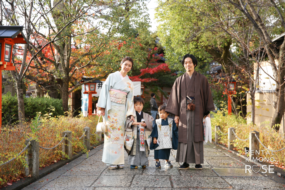 写真:京都・安井金比羅宮にてご家族兄弟着物で七五三ロケ撮影