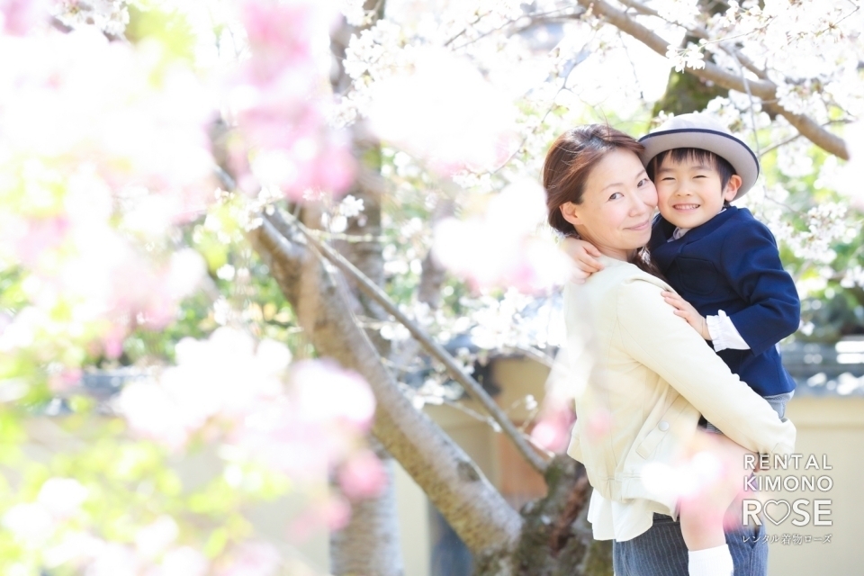 写真:桜の京都で卒園・入学記念に制服にてロケーション撮影