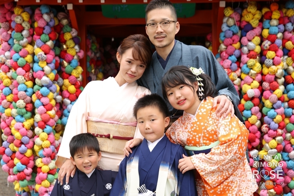 写真：京都・八坂庚申堂でにぎやかに七五三ご家族様ロケーション撮影