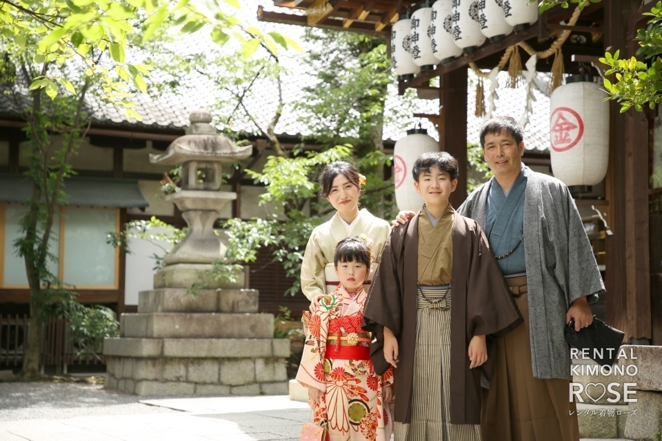 写真:京都・安井金比羅宮にてご家族着物で揃えて七五三ロケ撮影