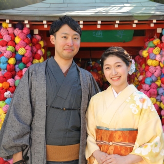 写真：仲睦じいご夫婦と一緒に、京都東山ロケーション撮影