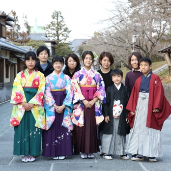 写真：小学校卒業記念・前撮りにみんなで袴レンタルロケ撮影