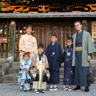 写真：京都・東山で七五三記念に四兄弟で賑やかロケーション撮影