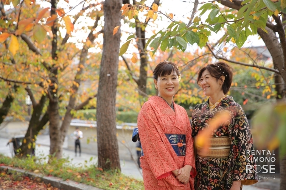 写真:紅葉の京都・東山の街並みで大人女子旅の観光ロケーション撮影