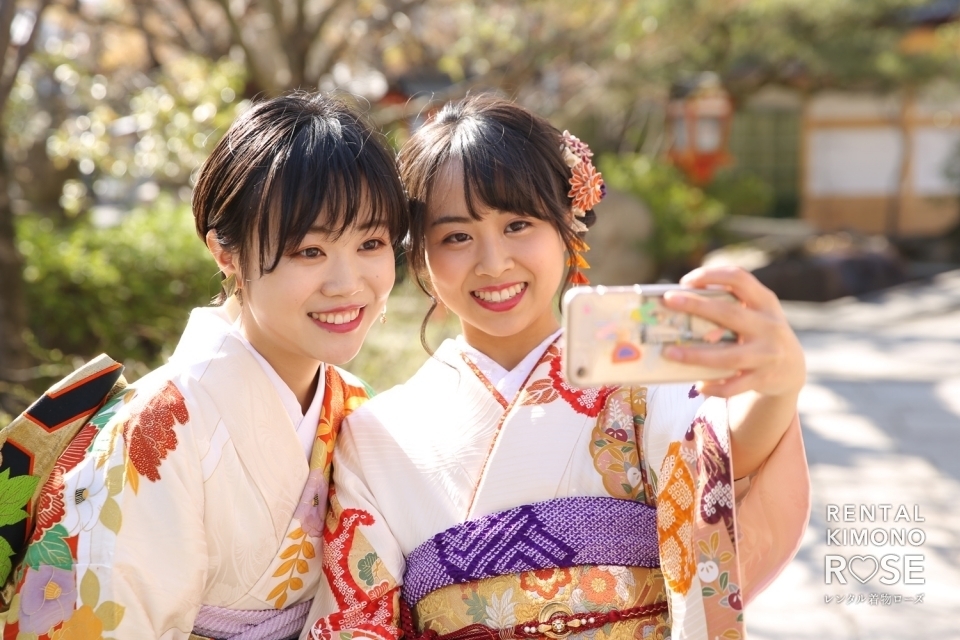 写真:桜咲く京都・安井金比羅宮でペア成人式振袖レンタルロケ撮影