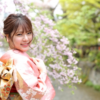 写真：桜が美しい京都・祇園白川で成人式振袖レンタルロケ撮影