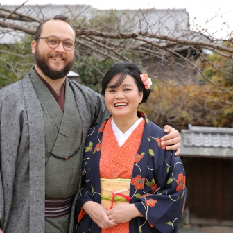 写真：京都・紅葉の八坂庚申堂や八坂の塔で海外旅行記念ロケ撮影