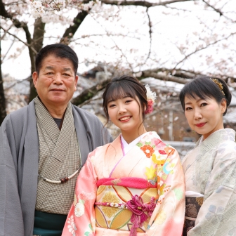 写真：桜咲く京都・八坂庚申堂やねねの道で成人式振袖持ち込みロケ撮影