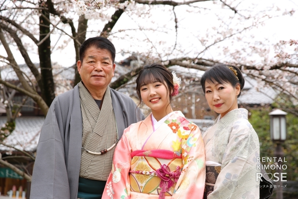 写真:桜咲く京都・八坂庚申堂やねねの道で成人式振袖持ち込みロケ撮影