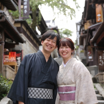写真：秋の京都・八坂庚申堂や二年坂で新婚様の観光ロケーション撮影