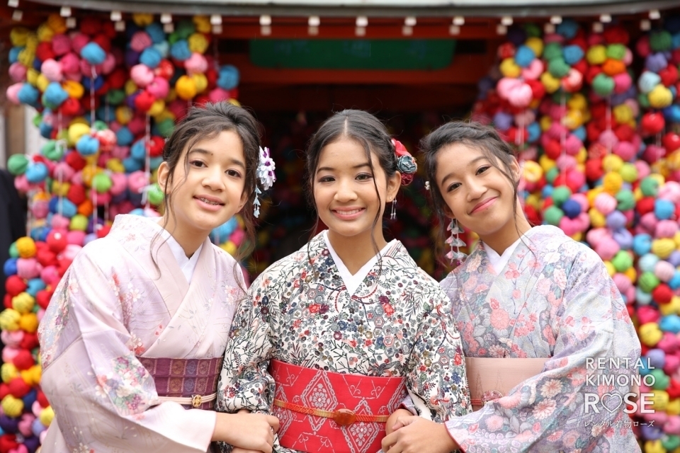 写真:京都・八坂庚申堂で着物姿の三姉妹海外旅行ロケ撮影