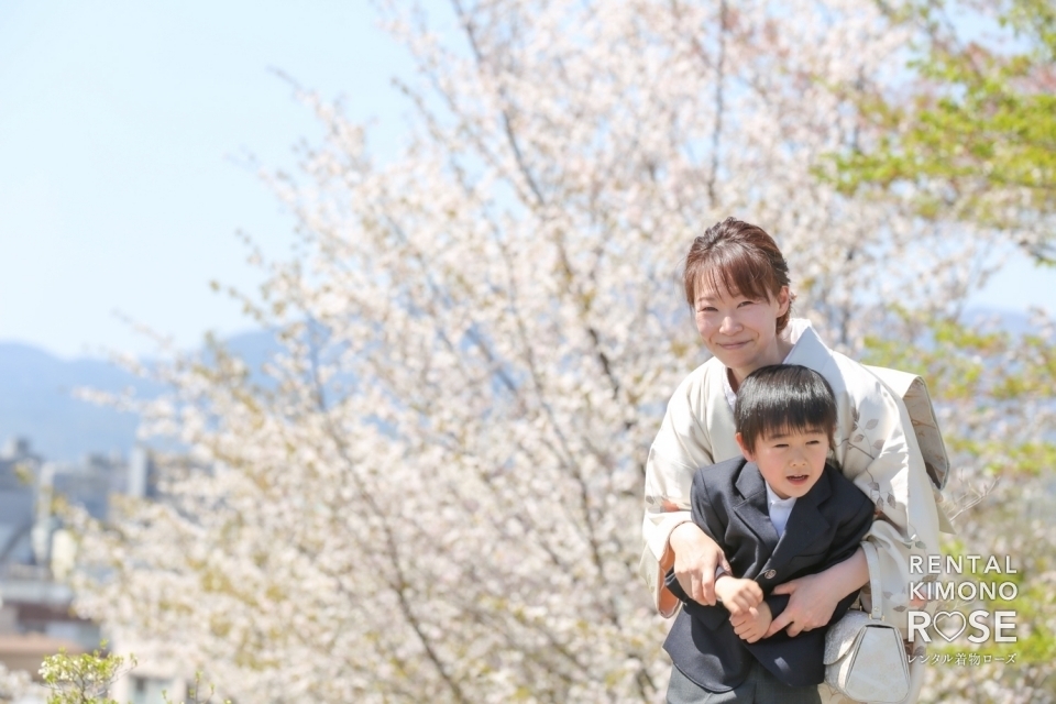 写真：桜の京都で入学式に制服や訪問着にてロケーション撮影