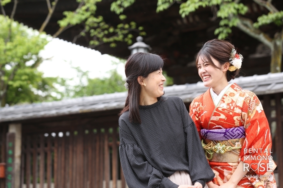 写真:お持ち込みの赤い振袖で京都・八坂の塔にて成人式ロケ撮影