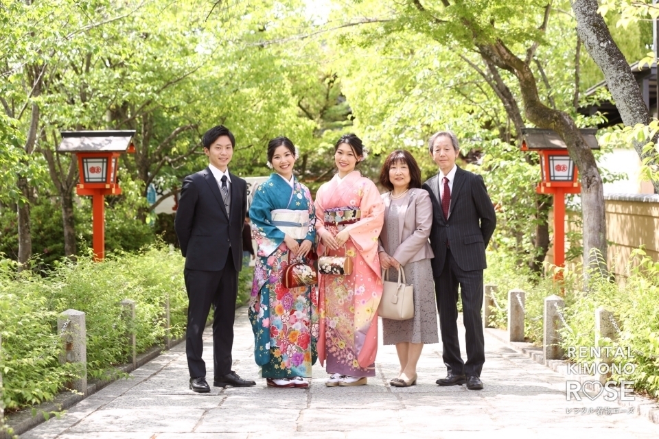 写真:京都・安井金比羅宮にてご家族で結婚前振袖持ち込みロケ撮影